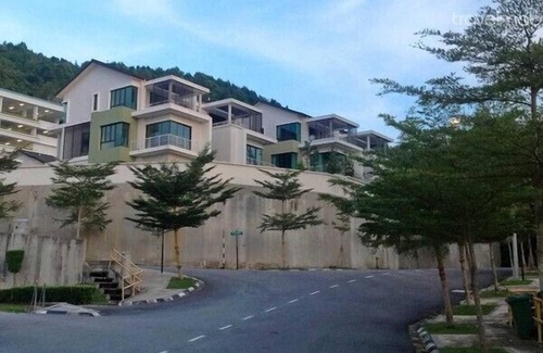 Batu Ferringhi Villa | Luxurious 3-storey Beach Villa