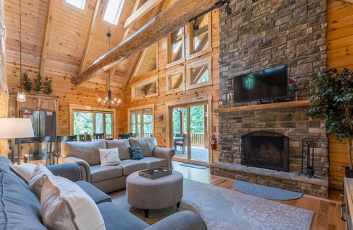 South Bloomingville Cabin | Luxurious 3 br cabin and 1 br guest house with private arcade!