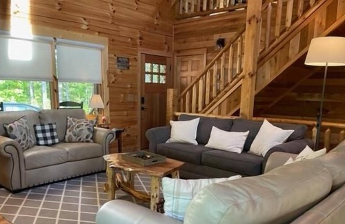 South Bloomingville Cabin | Luxurious 3 br cabin and 1 br guest house with private arcade!