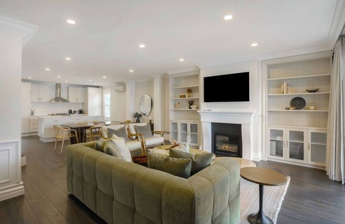 Queenstown Villa | Luxurious 3BD/2BR villa with lake views, designer interiors, flat walk-to-town!