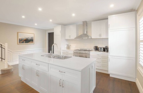 Queenstown Villa | Luxurious 3BD/2BR villa with lake views, designer interiors, flat walk-to-town!