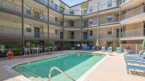 Tempe Apartment | Luxurious 3BD - Gym, W-D, Parking - Sleeps 8