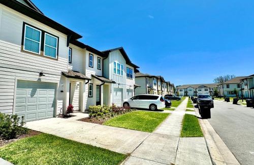Davenport House | LUXURIOUS 3BED-2BATH RETREAT with CLUBHOUSE ACCESS