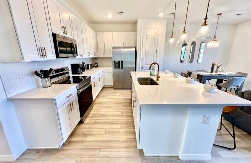 Davenport House | LUXURIOUS 3BED-2BATH RETREAT with CLUBHOUSE ACCESS