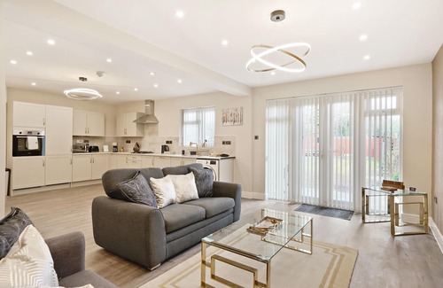 Shirley House | Luxurious 4 Bed House, Solihull, NEC, Airport