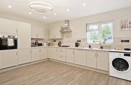 Shirley House | Luxurious 4 Bed House, Solihull, NEC, Airport, Business & Leisure Stays - Wisteria House