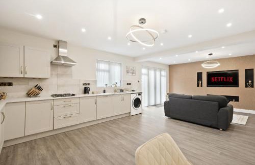 Shirley House | Luxurious 4 Bed House, Solihull, NEC, Airport, Business & Leisure Stays - Wisteria House