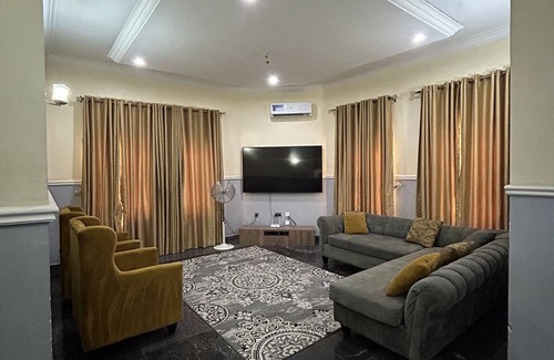 Utako House | Luxurious 4-Bedroom Duplex: Modern Elegance, Spacious and Prime Location Await!