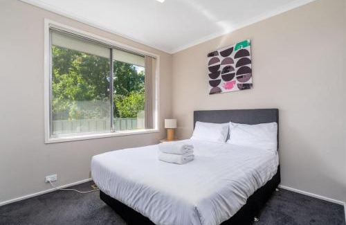 Chifley House | Luxurious 4 Bedroom Home in Chifley - Hosted by Canstay
