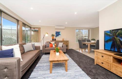 Chifley House | Luxurious 4 Bedroom Home in Chifley - Hosted by Canstay