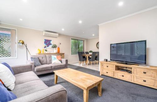 Chifley House | Luxurious 4 Bedroom Home in Chifley - Hosted by Canstay