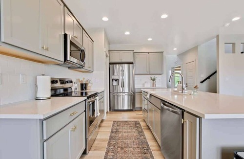 Meridian House | Luxurious 4-BR Bungalow with Office - Park Setting