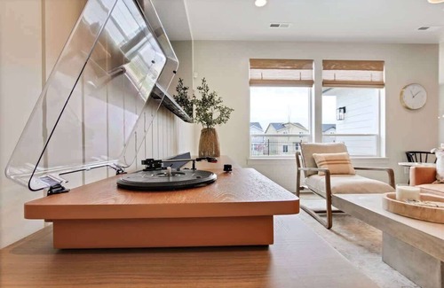 Meridian House | Luxurious 4-BR Bungalow with Office - Park Setting