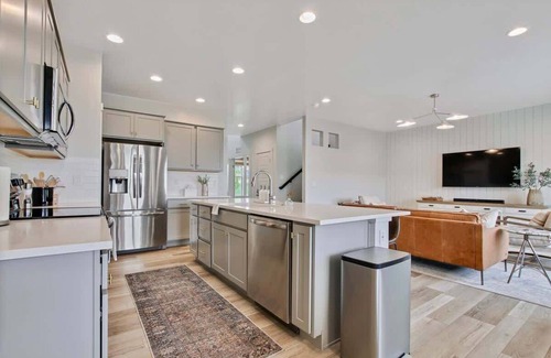 Meridian House | Luxurious 4-BR Bungalow with Office - Park Setting