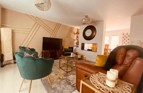 Newport Pagnell Villa | Luxurious 4 Dbl Bedroom house- home away from home
