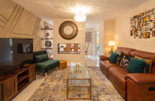 Newport Pagnell Villa | Luxurious 4 Dbl Bedroom house- home away from home