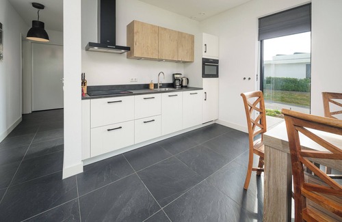 Zeewolde House | Luxurious 4-person ground floor villa with electrically heated jacuzzi, bath, lounge set on the water and two bicycles. Located at Villa Resort Harderwold, near Harderwijk and the Veluwemeer!