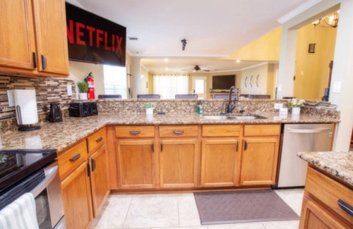 Medina Valley House | Luxurious 4bdrm/13 guest home near Lackland AFB BMT/SeaWorld/Downtown