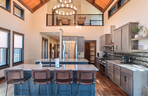 Lead Cabin | Luxurious 5,200 Sq. Ft. Modern Craftsman Getaway w/Hot Tub, Covered Deck!