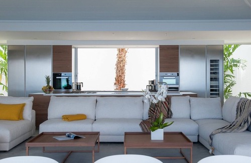 Camaruche Villa | Luxurious 5 BDRM Modern Villa w Pool
