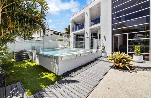 Alexandra Headland House | Luxurious 5 bedroom home 500m to Alexandra Headland beach