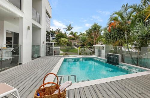 Alexandra Headland House | Luxurious 5 bedroom home 500m to Alexandra Headland beach