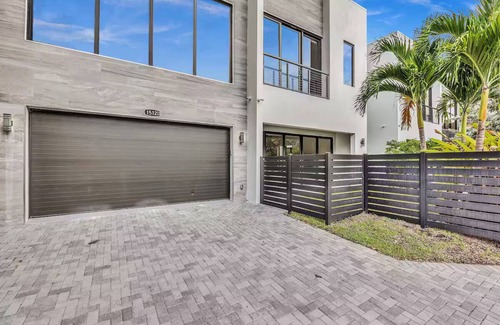 Downtown Fort Lauderdale House | Luxurious 5-bedroom townhome in Las Olas walk to restaurants bars 5 min to Beach