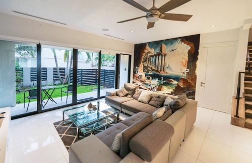 Downtown Fort Lauderdale House | Luxurious 5-bedroom townhome in Las Olas walk to restaurants bars 5 min to Beach