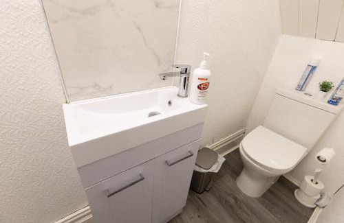 Stockton-on-Tees Apartment | Luxurious 5 bedrooms apartment and a living room in 7 Sydenham Road, Oxbridge, Stockton, Stockton-on-Tees, TS18 4DG