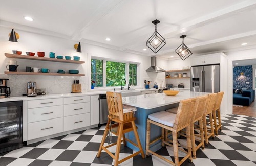 North Hampton House | Luxurious 5-bedroom House Walking Distance to Historic Beach Walk and Beaches