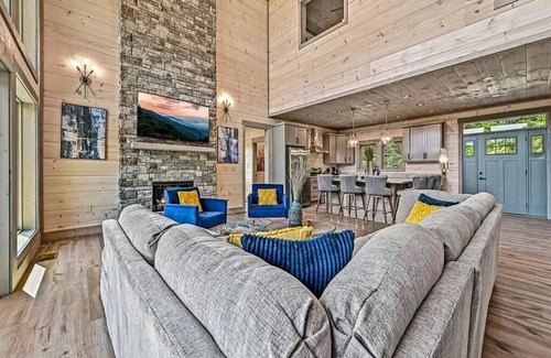 Gatlinburg - Pigeon Forge Cabin | *Luxurious 5BD Lodge! Movie Room/HOT TUB/Views!