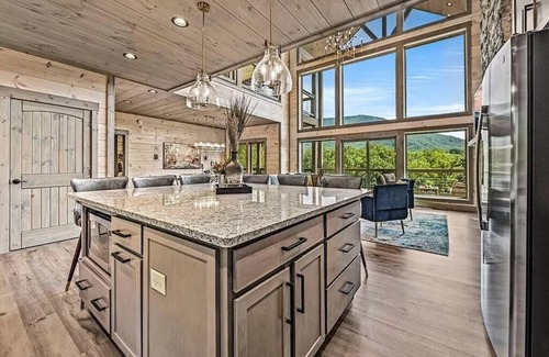 Gatlinburg - Pigeon Forge Cabin | *Luxurious 5BD Lodge! Movie Room/HOT TUB/Views!