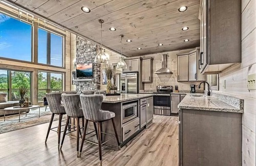 Gatlinburg - Pigeon Forge Cabin | *Luxurious 5BD Lodge! Movie Room/HOT TUB/Views!
