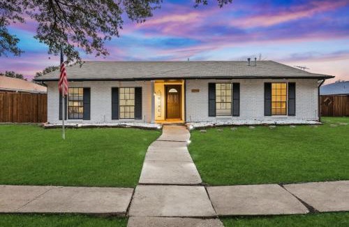 The Colony House | Luxurious 5BR 2BA Holiday Home with Pool, Grill, Sauna & Game Room