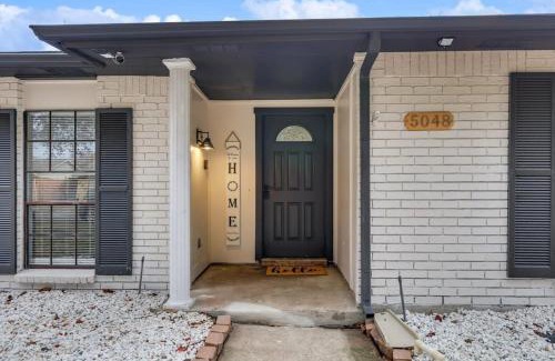 The Colony House | Luxurious 5BR 2BA Holiday Home with Pool, Grill, Sauna & Game Room