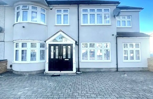 Newbury House | Luxurious 6-Bed Entire House in London ilford