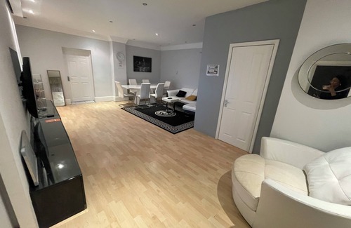 Newbury House | Luxurious 6-Bed Entire House in London ilford