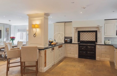 Bray on Thames House | Luxurious 6-Bed Family Home in Bray | Private Pool