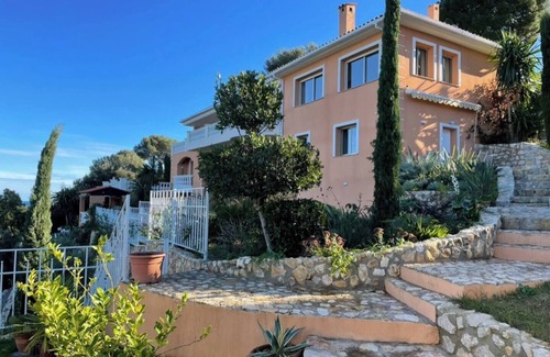 Biot Villa | Luxurious 6-bedroom pet friendly villa in beautiful Biot with views to die for