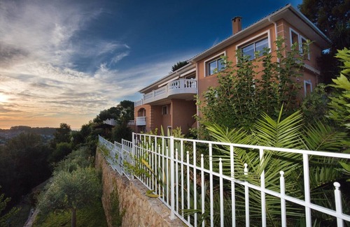 Biot Villa | Luxurious 6-bedroom pet friendly villa in beautiful Biot with views to die for
