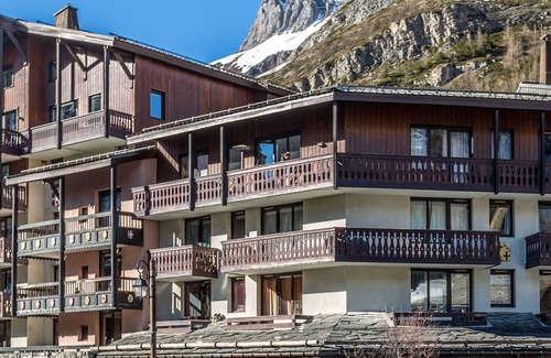 Val-d'Isere Apartment | Luxurious 6-room apartment with hammam, fireplace and parking in Val-d'Isère