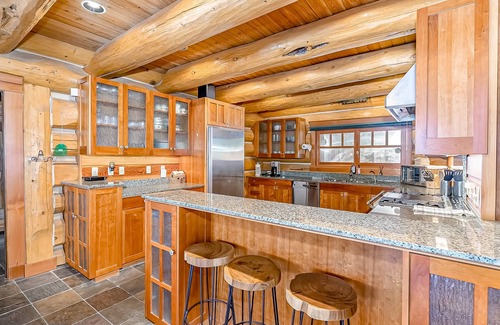 Snoqualmie Pass House | Luxurious 6000-square-foot mountain estate on 10 acres with hot tub & firepit