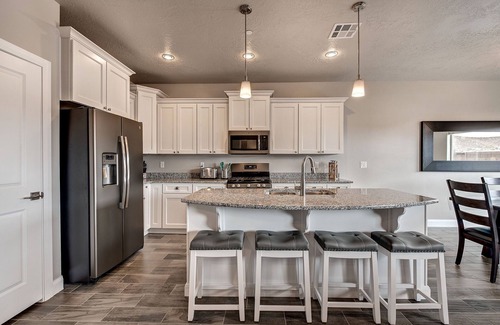 Hurricane House | Luxurious 7BR+ Zion Village Townhome *Resort Amenities Included! Views of Zion!