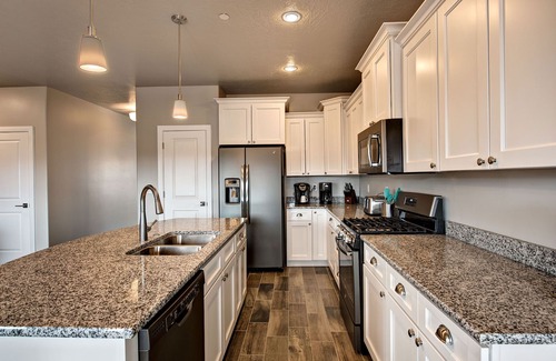 Hurricane House | Luxurious 7BR+ Zion Village Townhome *Resort Amenities Included! Views of Zion!