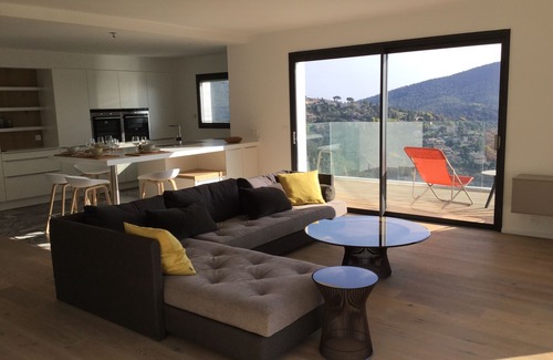 La Londe-les-Maures Apartment | LUXURIOUS APARTMENT. IN CONTEMP VILLA. AIR CONDITIONING, SUPERB SEA VIEW, HEATED POOL