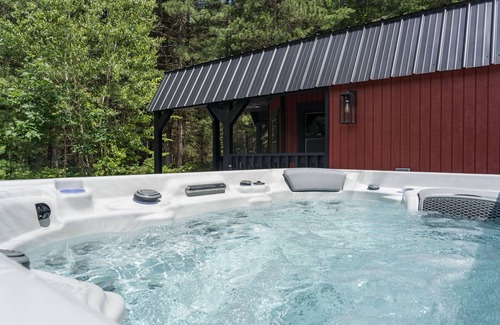 Glenfield House | Luxurious Adirondack lodge with sauna and hot tub