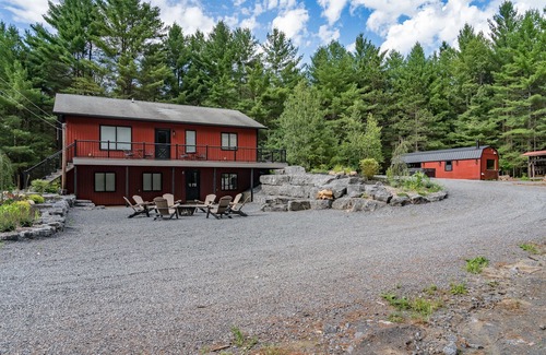 Glenfield House | Luxurious Adirondack lodge with sauna and hot tub