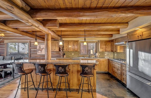 Salt Lake Mountain Resorts House | Luxurious Alta/Snowbird Lodgepole Pine Log Cabin with Hot Tub