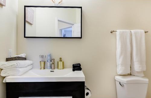 Northeast House | Luxurious and Cheerful Room in Washington DC