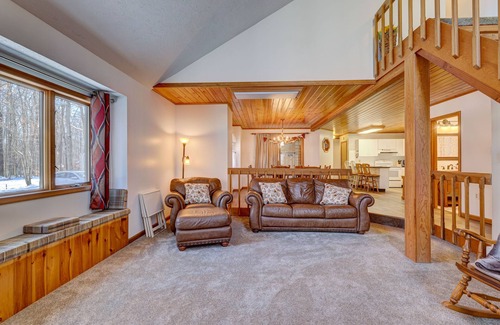 Pocono Lake House | Luxurious and Cozy 4-Bedroom Chalet in Arrowhead Lake!